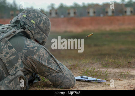 Fort Stewart, Ga., 20 mars 2018 - Géorgie Air National Guardsman capitaine principal Sgt. David Taylor, les forces de sécurité, 165e Escadron des Forces de sécurité, Savannah, Géorgie, engage une cible de 100 mètres au cours de la Garde nationale de Géorgie Chef de petit calibre bien sûr. Bien sûr le specilizes dans les tactiques et les techniques d'engagement et la formation des gardes dans l'utilisation d'armes. La Garde Nationale de Géorgie (Forces armées et les civils afficher courage courage dévouement engagement et le sacrifice Banque D'Images