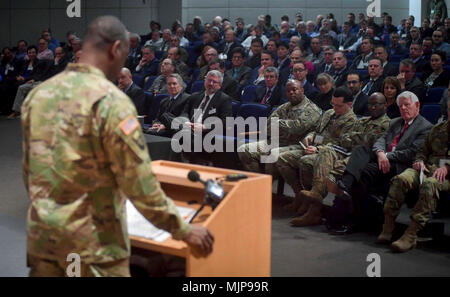 Le général de Cedric T. Gagne, général commandant de l'US Army Research, développement et Ingénierie de commandement, donne le discours principal à plus de 600 participants de la réunion de la formulation du programme 2018 20 mars au Centre de formation de la Mallette à Aberdeen Proving Ground, au Maryland. Forces armées et les civils afficher courage courage dévouement engagement et le sacrifice Banque D'Images