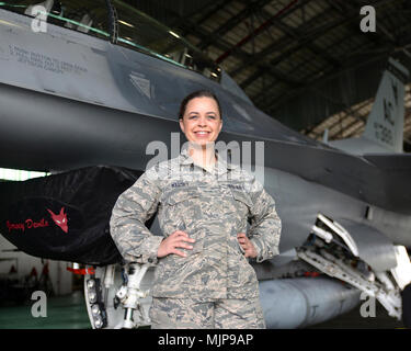 Les cadres supérieurs de l'US Air Force Airman Samantha M. Massey, un équipement de servitude au sol avec l'Airman 177e Escadre de chasse, New Jersey Air National Guard, pose pour un portrait en face sur un F-16C Fighting Falcon à la dominance de l'air dans le centre de Savannah, Géorgie, le 20 mars 2018. L'aide au sauvetage de personnes Massey à partir d'un effondrement structurel au centre-ville de Savannah, le 17 mars 2018. Forces armées et les civils afficher courage courage dévouement engagement et le sacrifice Banque D'Images