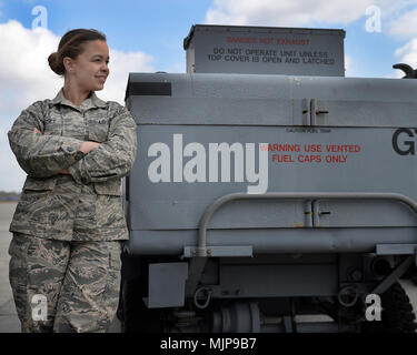 Les cadres supérieurs de l'US Air Force Airman Samantha M. Massey, un équipement de servitude au sol avec l'Airman 177e Escadre de chasse, New Jersey Air National Guard, pose pour un portrait à côté d'un turbogénérateur Dash 60 au centre de la domination de l'air à Savannah, en Géorgie, le 20 mars 2018. L'aide au sauvetage de personnes Massey à partir d'un effondrement structurel au centre-ville de Savannah, le 17 mars 2018. Forces armées et les civils afficher courage courage dévouement engagement et le sacrifice Banque D'Images