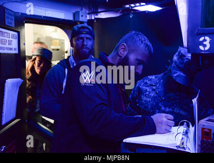 SAN DIEGO (déc. 5, 2017) World Wrestling Entertainment (WWE) les lutteurs entrer dans le centre d'information de combat à bord du navire d'assaut amphibie USS Boxer (DG 4) au cours d'une visite du navire. Les lutteurs de la WWE a visité Naval Base San Diego pour la 15e édition de "rendre hommage aux soldats." (U.S. Photo par marine Spécialiste de la communication de masse 3 classe Alexander C. Kubitza/libérés) Banque D'Images