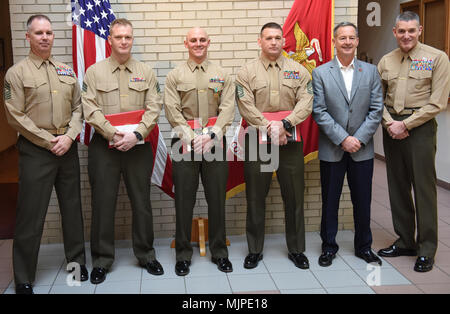 Le brig. Le général Jason Bohm, (à droite), Sgt. Le Major Jeffrey Monssen (extrême gauche) et le lieutenant-général à la retraite William Faulkner posent avec les gagnants de la commande de formation à l'écriture du général commandant la Base du Corps des Marines à la concurrence Quantice, Virginie, le 14 décembre 2017. Le capt Kyle Tucker-Davis, GySgt. William Callen et le Sgt. Matthew Harrison, a remporté 1er, 2ème et 3ème place, respectivement. Bohm est le général commandant pour le commandement de l'instruction. Monssen est le sergent-major de commandement de l'instruction. Banque D'Images