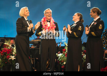 171216-N-VV903-1234 WASHINGTON (déc. 16, 2017) Membre de la U.S. Navy Band, de gauche à droite, chef des chantres Beth Revell, le Capitaine Kenneth Collins, chef musiciens Casey Campbell et Jennifer Stothoff effectuer avec la Marine américaine au cours d'un concert de la bande à DAR Constitution Hall de Washington. La bande marine a accueilli des milliers de personnes de la région de Washington, ainsi que des centaines de hauts fonctionnaires du gouvernement et de la Marine au cours de ses trois concerts de vacances annuelles. (U.S. Photo par Marine musicien 1re classe David Aspinwall/libérés) Banque D'Images