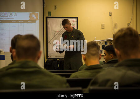 U.S. Marine Corps Capt Aidan Steele, l'agent de service de l'exploitation par intérim pour l'Escadron d'hélicoptères lourds Marine (HMH) 465, donne à la mémoire au vol les pilotes et l'équipage qui participent dans le déploiement de la formation au Marine Corps Air Station (MCAS) Yuma (Arizona), le 9 décembre 2017. HMH-465 est arrivé à MCAS Yuma, le 29 novembre 2017 à dispenser une formation dans le cadre de l'exercice Furie de l'hiver. L'hiver de l'exercice permet d'exercer des Marines Fury les compétences nécessaires comme l'élément de combat de la Task Force Maritime Aérien Au sol au cours d'un combat le déploiement. (U.S. Marine Corps photo par le Cpl. Isaac D. Martinez) Banque D'Images