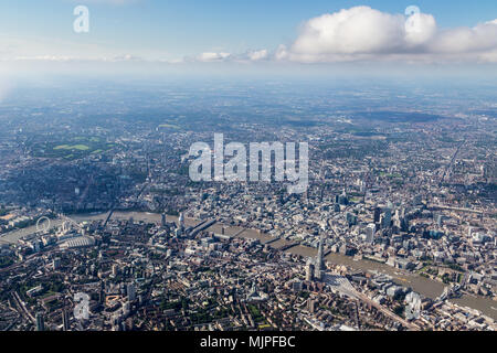 Vue sur le centre de Londres à la recherche d'horizon au nord à travers la Tamise Banque D'Images