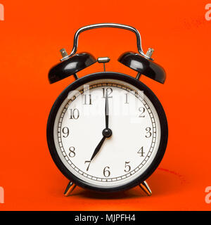 Alaram réveil sur l'orange affichant sept heures. Banque D'Images
