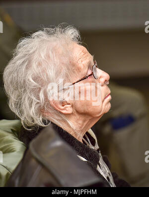 Mary 'Laverne' Robert Indermaur, veuve de Robert Indermaur Fred Jr., observe une cérémonie d'inauguration du bâtiment ici, le 15 décembre 2017. Fred était un ancien combattant de la Seconde Guerre mondiale qui a servi en tant que bénévole à YARS pendant plus de trois décennies et a fondé le Youngstown Air Reserve Base conseil communautaire. Bâtiment 201, qui abrite le salon de l'USO et chapelle de base, a été renommé le moral Robert Indermaur et centre de bien-être dans l'honneur de Fred. Fred et Laverne étaient mariés depuis plus de 70 ans. (U.S. Air Force photo/Eric blanc) Banque D'Images