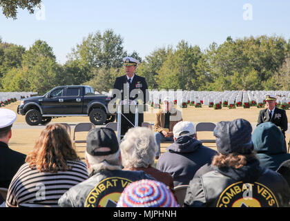 171216-N-DC046-002 Pensacola, Floride (31 déc. 16, 2017) Arrière Adm. Kyle Cozad, commandant du Commandement de la marine de l'éducation et de la formation, prend la parole lors d'un événement à travers l'Amérique des couronnes à Barrancas National Cemetery à Naval Air Station Pensacola. (U.S. Photo de la marine par le lieutenant Cmdr. Katherine Meadows/libérés) Banque D'Images