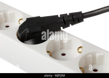 Cluse-up d'une multiprise schuko blanc noir avec une prise d'alimentation connecté à une des prises. Banque D'Images