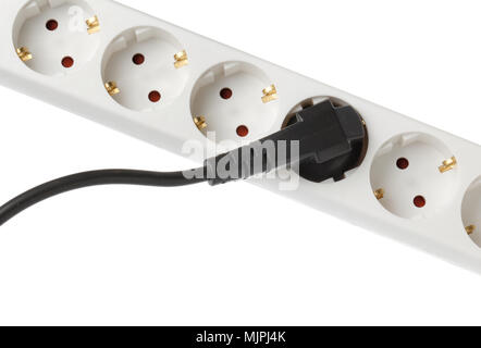 Cluse-up d'une multiprise schuko blanc noir avec une prise d'alimentation connecté à une des prises. Banque D'Images