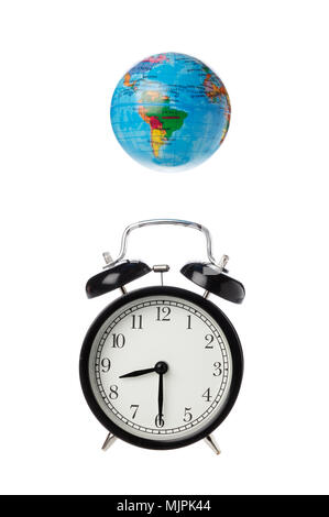La terre au-dessus d'un réveil noir temps displaing 8:30 isolé sur fond blanc. Banque D'Images
