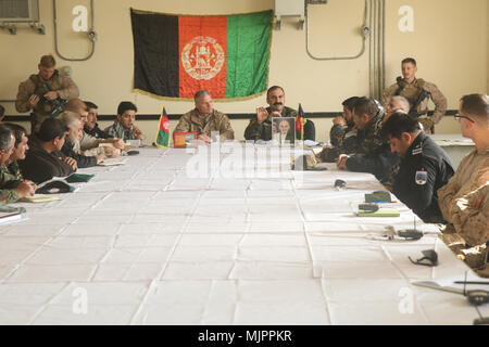 L'Armée nationale afghane, le général Mohammed Wali Ahmadzai, centre-droit, le commandant général du 215e Corps canadien, la Défense nationale afghane des adresses et des membres des forces de sécurité et les Marines américains avec la Force au sud-ouest près de Gereshk, Afghanistan, le 14 décembre 2017. ANDSF à base d'Helmand et de conseillers des chefs avec le Groupe de travail a collaboré avec les militaires de l'ANA affecté à la 3e Brigade, 215e Corps canadien afin d'établir une stratégie pour les opérations Maiwand neuf et dix. Plusieurs éléments d'ANDSF sont l'exécution de missions consécutives dans les districts entourant Lashkar Gah, ce qui augmentera la pression sur les combattants talibans et le cont Banque D'Images