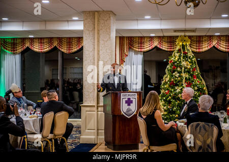 FORT Belvoir, Virginie.-- (2 décembre 2017)-- Chirurgien général des États-Unis Vice-amiral. Jerome M. Adams est l'orateur invité pour la région de la capitale nationale's Holiday Ball organisé par l'hôpital de Belvoir, le 2 décembre 2017. Au Fort Belvoir Officer's Club, l'événement a attiré des participants de l'ensemble de la région de montrer le travail d'équipe, la camaraderie et le partenariat. La défense de la santé publique du Canada Région de la capitale nationale (RCN) Direction médicale a été établi pour l'exercice de l'autorité, de direction et de contrôle sur l'Armée nationale Walter Reed Medical Center, Fort Belvoir Community Hospital, et leur Banque D'Images