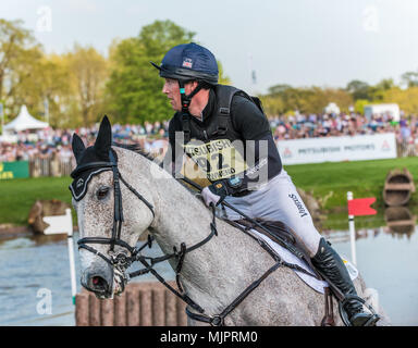 Badminton, Gloucestershire, Royaume-Uni, 5 mai 2018. Oliver Townend Classe Ballaghmor au lac à cette ans Mitusubishi Motors Badminton Horse Trials. Crédit : charlie bryan/Alamy Live News Banque D'Images