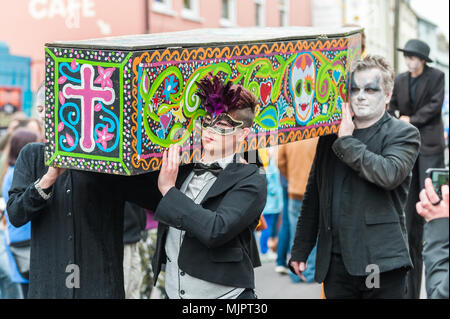 Ballydehob, Irlande. 5 mai, 2018. Les porteurs portent le cercueil vide pendant le Festival de jazz annuel de Ballydehob funérailles. Le Festival de Jazz se poursuit jusqu'à lundi soir, aboutissant à un party de clôture du festival. Credit : Andy Gibson/Alamy Live News Banque D'Images