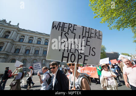 Londres, Royaume-Uni, 5 mai 2018. Les marches sont juste en prochaines semaines d'un référendum en Irlande sur le Huitième amendement. L'Irlande va aux urnes le 25 mai. On leur demandera s'ils veulent conserver le huitième amendement de la constitution qui donne l'égalité des droits à la mère et son enfant à naître. 5 mai, 2018. Credit : Subvention Vélaires/ZUMA/Alamy Fil Live News Banque D'Images