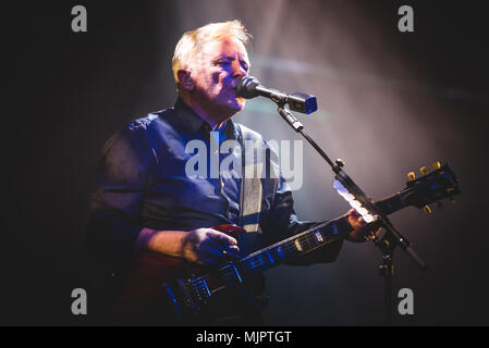 Turin, Italie, 2018 5 mai : Le groupe de rock anglais ordre nouveau spectacle sur scène à Turin pour leur unique concert italien à l'Officine Grandi Riparazioni (OGR). Photo : Alessandro Bosio/Alamy Live News Banque D'Images