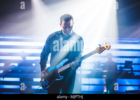 Turin, Italie, 2018 5 mai : Le groupe de rock anglais ordre nouveau spectacle sur scène à Turin pour leur unique concert italien à l'Officine Grandi Riparazioni (OGR). Photo : Alessandro Bosio/Alamy Live News Banque D'Images