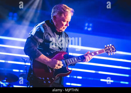 Turin, Italie, 2018 5 mai : Le groupe de rock anglais ordre nouveau spectacle sur scène à Turin pour leur unique concert italien à l'Officine Grandi Riparazioni (OGR). Photo : Alessandro Bosio/Alamy Live News Banque D'Images