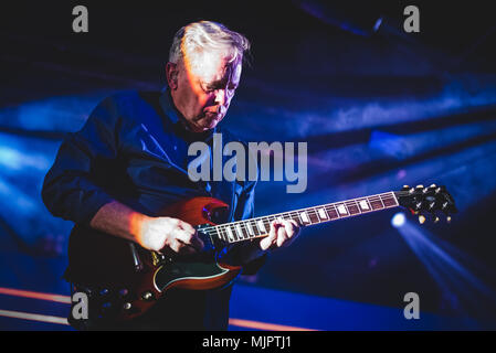 Turin, Italie, 2018 5 mai : Le groupe de rock anglais ordre nouveau spectacle sur scène à Turin pour leur unique concert italien à l'Officine Grandi Riparazioni (OGR). Photo : Alessandro Bosio/Alamy Live News Banque D'Images