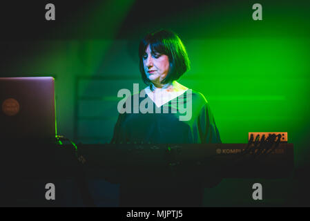 Turin, Italie, 2018 5 mai : Le groupe de rock anglais ordre nouveau spectacle sur scène à Turin pour leur unique concert italien à l'Officine Grandi Riparazioni (OGR). Photo : Alessandro Bosio/Alamy Live News Banque D'Images