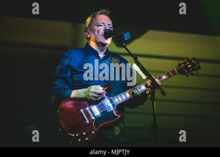 Turin, Italie, 2018 5 mai : Le groupe de rock anglais ordre nouveau spectacle sur scène à Turin pour leur unique concert italien à l'Officine Grandi Riparazioni (OGR). Photo : Alessandro Bosio/Alamy Live News Banque D'Images