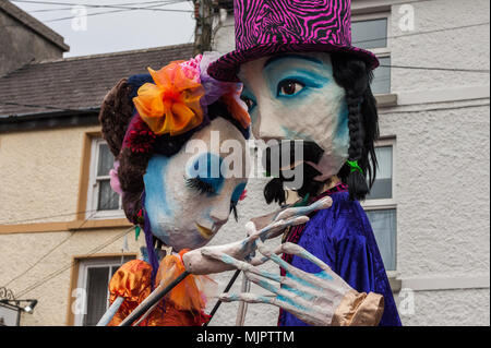 Ballydehob, Irlande. 5 mai, 2018. Des marionnettes géantes Katrina et Diego dance une valse sur la rue principale de Ballydehob Ballydehob annuel au cours de l'Enterrement du Festival de Jazz. Le Festival de Jazz se poursuit jusqu'à lundi soir, aboutissant à un party de clôture du festival. Credit : Andy Gibson/Alamy Live News Banque D'Images