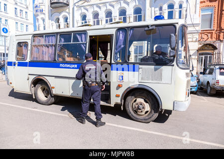 Samara, Russie - Mai 5, 2018 : bus Police manifestants arrêtés pour lors d'un rassemblement de l'opposition à venir du président Vladimir Putin's inauguration Crédit : Alexander Blinov/Alamy Live News Banque D'Images