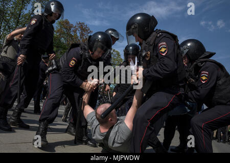 Moscou, Russie. 5 mai, 2018. Fédération des policiers arrêter un participant d'un rassemblement de l'opposition organisée par le chef de l'opposition Alexeï Navalny, avant l'inauguration officielle du président Poutine, à Moscou, Russie Banque D'Images