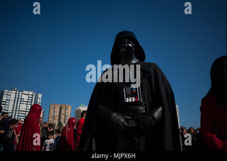 Malaga, Espagne. 5 mai, 2018. Membre de la Légion 501st garnison espagnole habillé en ''Darth Vader'' de la saga Star Wars, film effectue au cours d'un défilé de charité en faveur de don de moelle osseuse, organisé par le fondation Luis Olivares. Des centaines de volontaires de la Légion 501st garnison espagnole, une association de promotion de l'hobby pour le film Star Wars et contribuer à la solidarité entraîne, prend la rue principale au centre-ville de MÃ¡laga avec l'objectif d'encourager le don de moelle osseuse et la lutte contre le cancer. Credit : Jésus Merida/SOPA Images/ZUMA/Alamy Fil Live News Banque D'Images