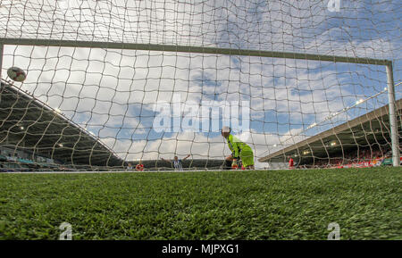 Belfast Le Ireand, Royaume-Uni, 5 mai 2018. Stade national de football à Windsor Park, Belfast, Irlande du Nord. 05 mai 2018. Tennent's Irish Cup Final - Cliftonville 1 Coleraine 3. Cliftonville gardien Brian Neeson tourne pour regarder le ballon s'envoler dans le filet après Darren McCauley (pas en photo) a tiré dans la tête. Coleraine Crédit : David Hunter/Alamy Live News. Banque D'Images