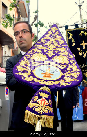 Ville de L'Hospitalet, Espagne, le 5 mai 2018. Un homme de la Fraternité 15  + 1 porte le drapeau de l'entité et le bouclier de l'Hospitalet ville pendant la procession de la Croix et peut la Vierge du remède. Les 15  + 1 Confrérie de l'Hospitalet ville a célébré ce samedi la procession de la Croix peut-être à côté de la 'Vierge de l' recours dans le cadre d'un événement religieux annuel important. Credit : SOPA/Alamy Images Limited Live News Banque D'Images