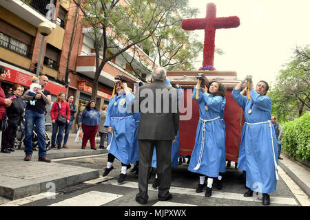 Ville de L'Hospitalet, Espagne, le 5 mai 2018. Un groupe de femmes des 15  + 1 Brotherhood vu porter la croix du Christ au cours de la procession de la Croix peut-être comme un rite romain au sein de la fête pour célébrer le culte de la Croix du Christ. Les 15  + 1 Confrérie de l'Hospitalet ville a célébré ce samedi la procession de la Croix peut-être à côté de la 'Vierge de l' recours dans le cadre d'un événement religieux annuel important. Credit : SOPA/Alamy Images Limited Live News Banque D'Images