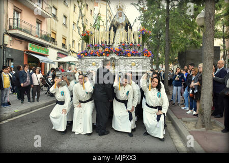 Ville de L'Hospitalet, Espagne, le 5 mai 2018. Un groupe de frères de la Fraternité 15  + 1 s'acquitter au cours de la procession l'peut traverser la statue de la Vierge du remède. Les 15  + 1 Confrérie de l'Hospitalet ville a célébré ce samedi la procession de la Croix peut-être à côté de la 'Vierge de l' recours dans le cadre d'un événement religieux annuel important. Credit : SOPA/Alamy Images Limited Live News Banque D'Images