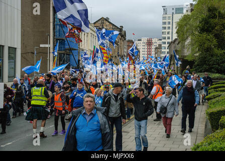 La ville de Glasgow, Glasgow, Royaume-Uni. 5 mai, 2018. Un aperçu de la manifestation avec des drapeaux pris dans le vent.Des milliers de partisans de l'indépendance écossaise ont défilé à Glasgow dans le cadre de la '' 'tous' sous une bannière de protestation, comme la coalition vise à exécuter de tels cas jusqu'à ce que l'Ecosse est '' 'libre de droits Photo crédit : Stewart Kirby/SOPA Images/ZUMA/Alamy Fil Live News Banque D'Images