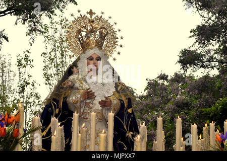 Ville de L'Hospitalet, Espagne, le 5 mai 2018. Statue de la Vierge des remèdes au cours de la procession du 15  + 1 La Fraternité dans l'Hospitalet Ville. Les 15  + 1 Confrérie de l'Hospitalet ville a célébré ce samedi la procession de la Croix peut-être à côté de la 'Vierge de l' recours dans le cadre d'un événement religieux annuel important. Credit : SOPA/Alamy Images Limited Live News Banque D'Images