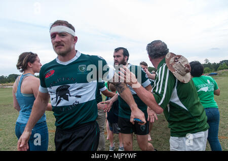 Southern Pines, N.C, USA. 13 avr, 2018. 5 mai 2018 - Southern Pines, NC, USA - Fans de féliciter les pins du sud gros joueurs cônes leur match avec la Nouvelle Orléans à la Division 2018 2 Conférence Sud Rugby Championships à la National Athletic Village. Le quartier de la Nouvelle Orléans, battu 71-12 à la ronde de 32 à l'avance à la Conférence Sud Championship demain. Credit : Timothy L. Hale/ZUMA/Alamy Fil Live News Banque D'Images