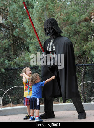 Winter Haven, en Floride, USA, le 5 mai 2018. Deux enfants interagir avec une sculpture LEGO du personnage Star Wars Darth Vader au parc LEGOLAND Florida resort à Winter Haven, Floride le 5 mai 2018, le premier jour de Star Wars de jours. L'événement est prévu pour trois week-ends consécutifs en mai et dispose de la Force s'éveille MINILAND affichage modèle ainsi que, d'un Star Wars de caractères. (Paul Hennessy/Alamy) Banque D'Images