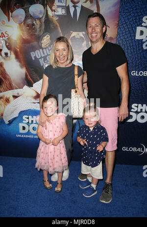 Hollywood, Californie, 5 mai 2018. Beverley Mitchell, Michael Cameron, Kenzie Cameron, Hutton Michael Cameron, au chiens d'exposition à la premiere du film Théâtre chinois de Grauman à Hollywood, Californie le 5 mai 2018. Credit : Faye Sadou/media/Alamy Punch Live News Banque D'Images