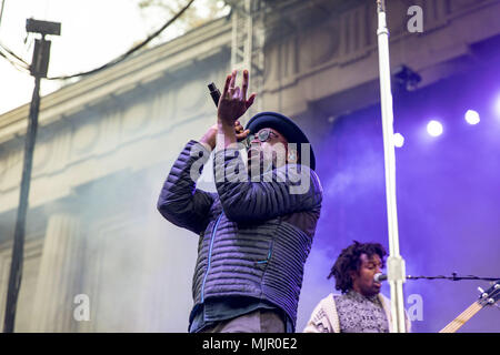 Berkeley, Californie, USA. Apr 28, 2018. TUNDE ADEBIMPE de TV on the Radio en prestation au Théâtre Grec de Hearst à Berkeley, Californie Crédit : Greg Chow/ZUMA/Alamy Fil Live News Banque D'Images