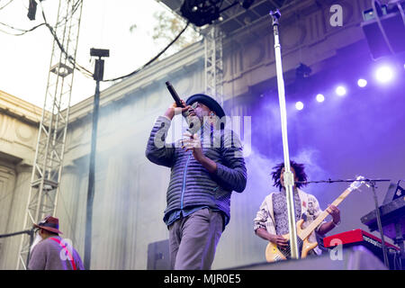 Berkeley, Californie, USA. Apr 28, 2018. TUNDE ADEBIMPE de TV on the Radio en prestation au Théâtre Grec de Hearst à Berkeley, Californie Crédit : Greg Chow/ZUMA/Alamy Fil Live News Banque D'Images