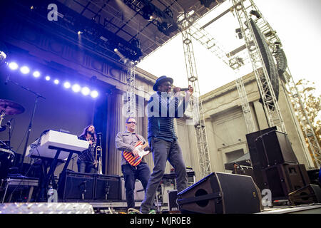 Berkeley, Californie, USA. Apr 28, 2018. TUNDE ADEBIMPE de TV on the Radio en prestation au Théâtre Grec de Hearst à Berkeley, Californie Crédit : Greg Chow/ZUMA/Alamy Fil Live News Banque D'Images