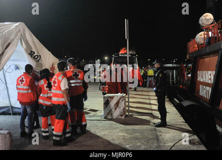 Malaga, Espagne. 6 mai, 2018. Les migrants qui ont été sauvé d'un canot à la mer Méditerranée, passer après leur arrivée au Port de Malaga. Les membres de la sécurité maritime espagnol a sauvé en ce début de matinée, un total de 110 migrants des deux bateaux près de la côte de Malaga. Credit : Jésus Merida/SOPA Images/ZUMA/Alamy Fil Live News Banque D'Images