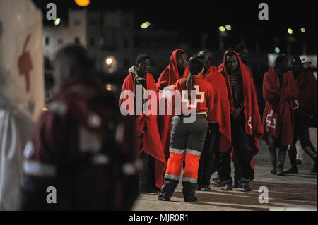 Malaga, Espagne. 6 mai, 2018. Les migrants qui ont été sauvé d'un canot en mer Méditerranée attendre après leur arrivée au Port de Malaga. Les membres de la sécurité maritime espagnol a sauvé en ce début de matinée, un total de 110 migrants des deux bateaux près de la côte de Malaga. Credit : Jésus Merida/SOPA Images/ZUMA/Alamy Fil Live News Banque D'Images