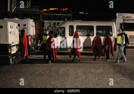 Malaga, Espagne. 6 mai, 2018. Les migrants qui a été sauvé d'un canot à la mer Méditerranée sont à la tête par des policiers après leur arrivée au Port de Malaga. Les membres de la sécurité maritime espagnol a sauvé en ce début de matinée, un total de 110 migrants des deux bateaux près de la côte de Malaga. Credit : Jésus Merida/SOPA Images/ZUMA/Alamy Fil Live News Banque D'Images