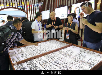 Wenzhou, province de Zhejiang en Chine. 5 mai, 2018. Hommes d'sélectionnez verres lors du 16ème Int'l Wenzhou Optics Fair dans la ville de Wenzhou, province de Zhejiang en Chine de l'Est, le 5 mai 2018. Les 3 jours ouvert juste ici le samedi, attirant plus de 550 exposants. Qiaojiang Crédit : Su/Xinhua/Alamy Live News Banque D'Images