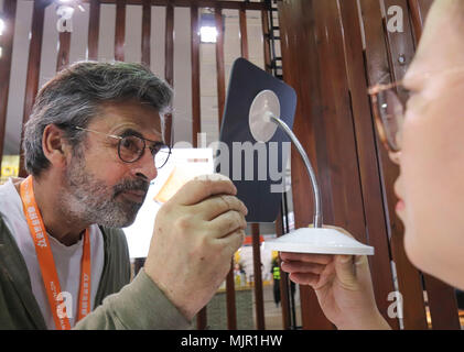 Wenzhou, province de Zhejiang en Chine. 5 mai, 2018. Un homme essaye une paire de lunettes au cours de la 16e int'l Wenzhou Optics Fair dans la ville de Wenzhou, province de Zhejiang en Chine de l'Est, le 5 mai 2018. Les 3 jours ouvert juste ici le samedi, attirant plus de 550 exposants. Qiaojiang Crédit : Su/Xinhua/Alamy Live News Banque D'Images