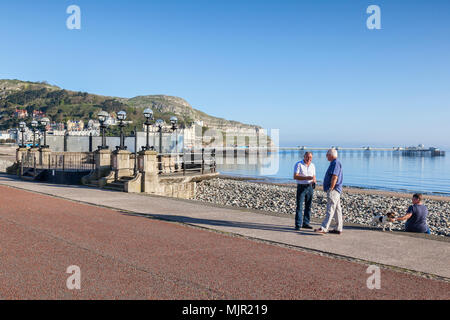 6 mai 2018 : Llandudno, Nord du Pays de Galles - Senior hommes en manches de chemise sur la promenade, tôt le dimanche matin sur le sunny week-end du premier mai. Banque D'Images