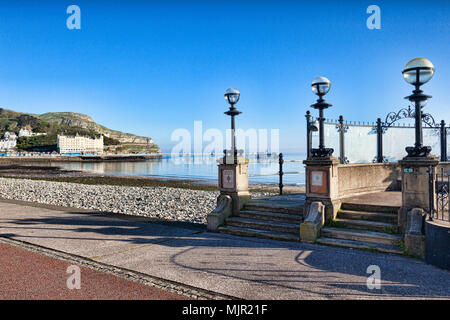 Llandudno, Nord du Pays de Galles, 6 avril 2018. Tôt le matin, sur la promenade de Llandudno, avec le kiosque de l'époque victorienne et de la jetée. Banque D'Images
