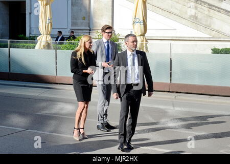 Vienne, Autriche. 06. Mai 2018. Pour commémorer les victimes du national-socialisme. La photo montre la ministre fédérale de la femme, de la famille et de la jeunesse (L) Juliane Bogner-Strauß et la ministre fédérale (R) Herbert Kickl. Credit: Franz PERC / Alamy Live News Banque D'Images